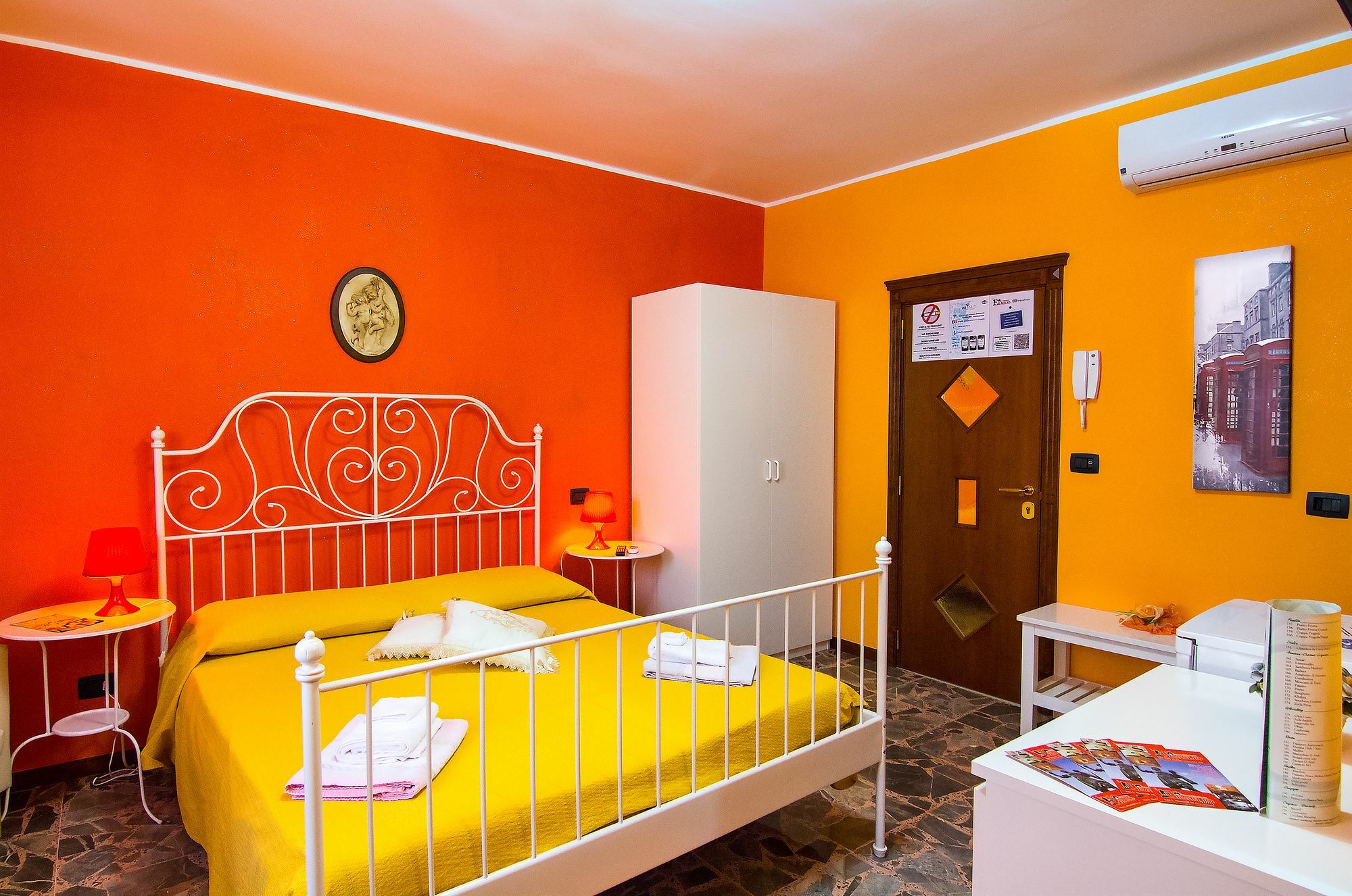 B&B Eraclio Suite Barletta Bagian luar foto